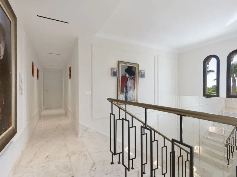 Located in the prestigious Mijas Golf, this exquisite 3-story villa offers a perfect blend of elegance, innovation, and comfort. With 6 bedrooms, 4 bathrooms + WC, and 5 spacious terraces, it's designed to impress: