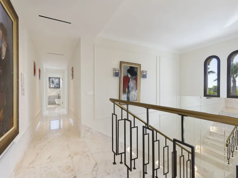 Located in the prestigious Mijas Golf, this exquisite 3-story villa offers a perfect blend of elegance, innovation, and comfort. With 6 bedrooms, 4 bathrooms + WC, and 5 spacious terraces, it's designed to impress:
