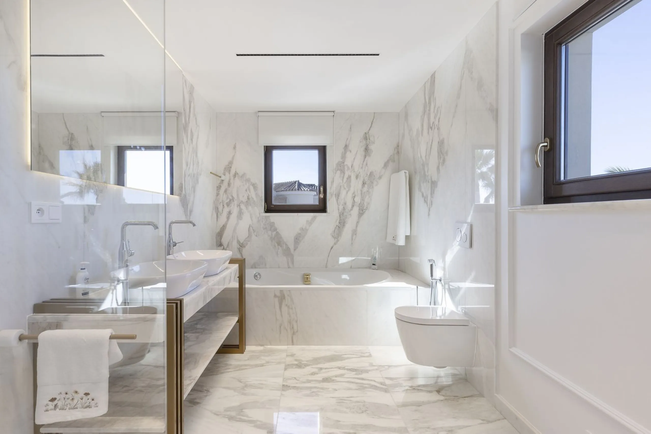 Located in the prestigious Mijas Golf, this exquisite 3-story villa offers a perfect blend of elegance, innovation, and comfort. With 6 bedrooms, 4 bathrooms + WC, and 5 spacious terraces, it's designed to impress: