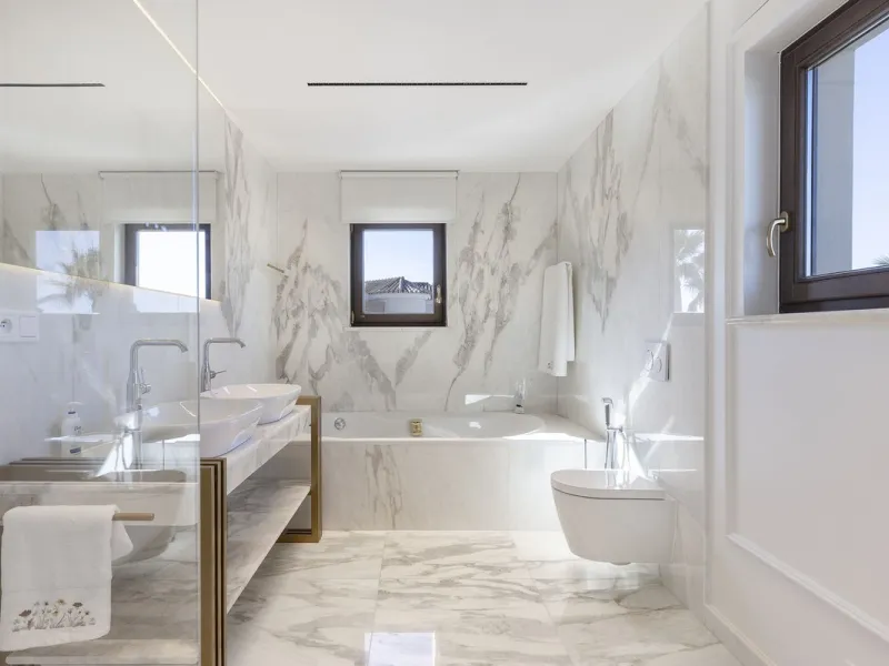 Located in the prestigious Mijas Golf, this exquisite 3-story villa offers a perfect blend of elegance, innovation, and comfort. With 6 bedrooms, 4 bathrooms + WC, and 5 spacious terraces, it's designed to impress: