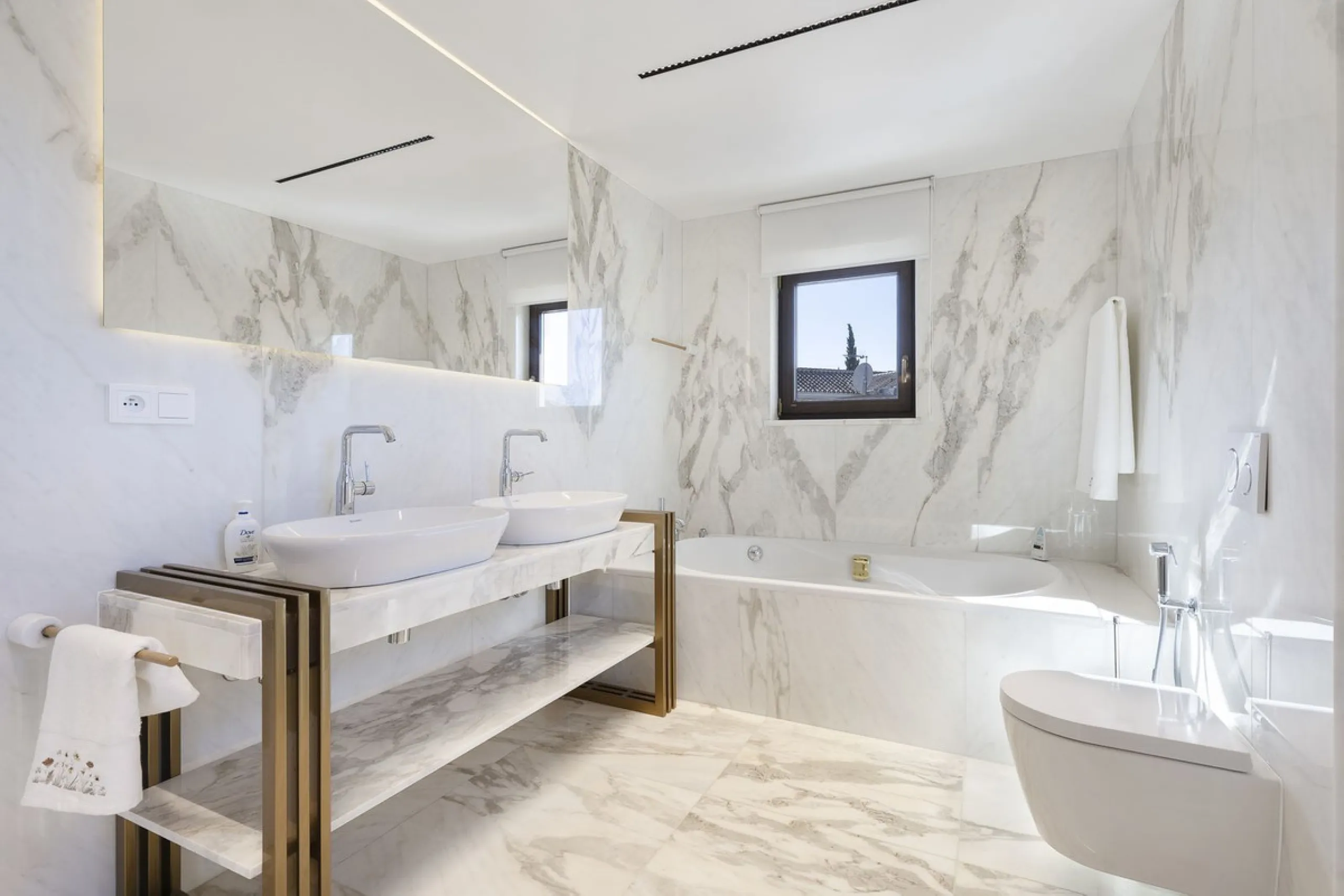 Located in the prestigious Mijas Golf, this exquisite 3-story villa offers a perfect blend of elegance, innovation, and comfort. With 6 bedrooms, 4 bathrooms + WC, and 5 spacious terraces, it's designed to impress: