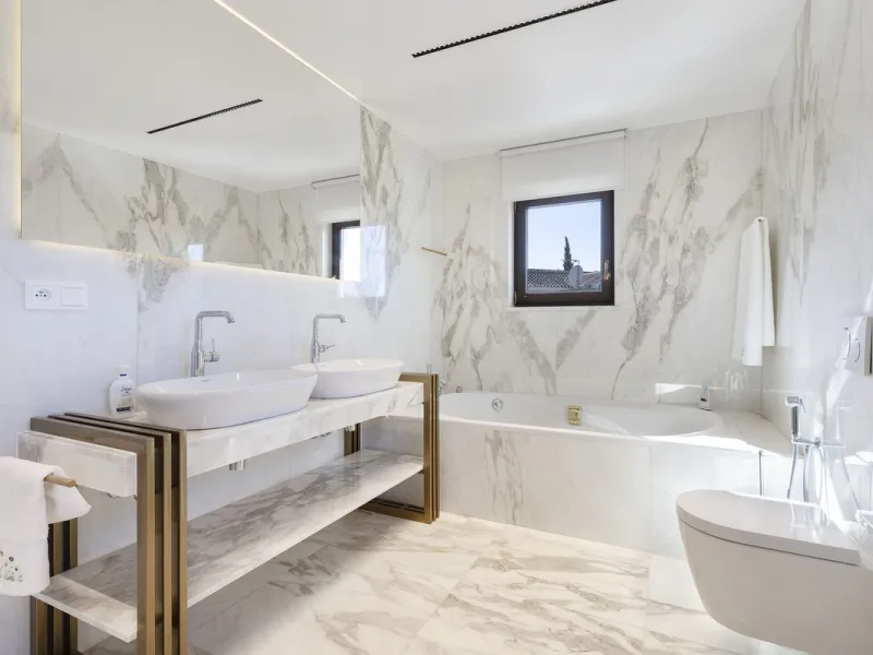 Located in the prestigious Mijas Golf, this exquisite 3-story villa offers a perfect blend of elegance, innovation, and comfort. With 6 bedrooms, 4 bathrooms + WC, and 5 spacious terraces, it's designed to impress:
