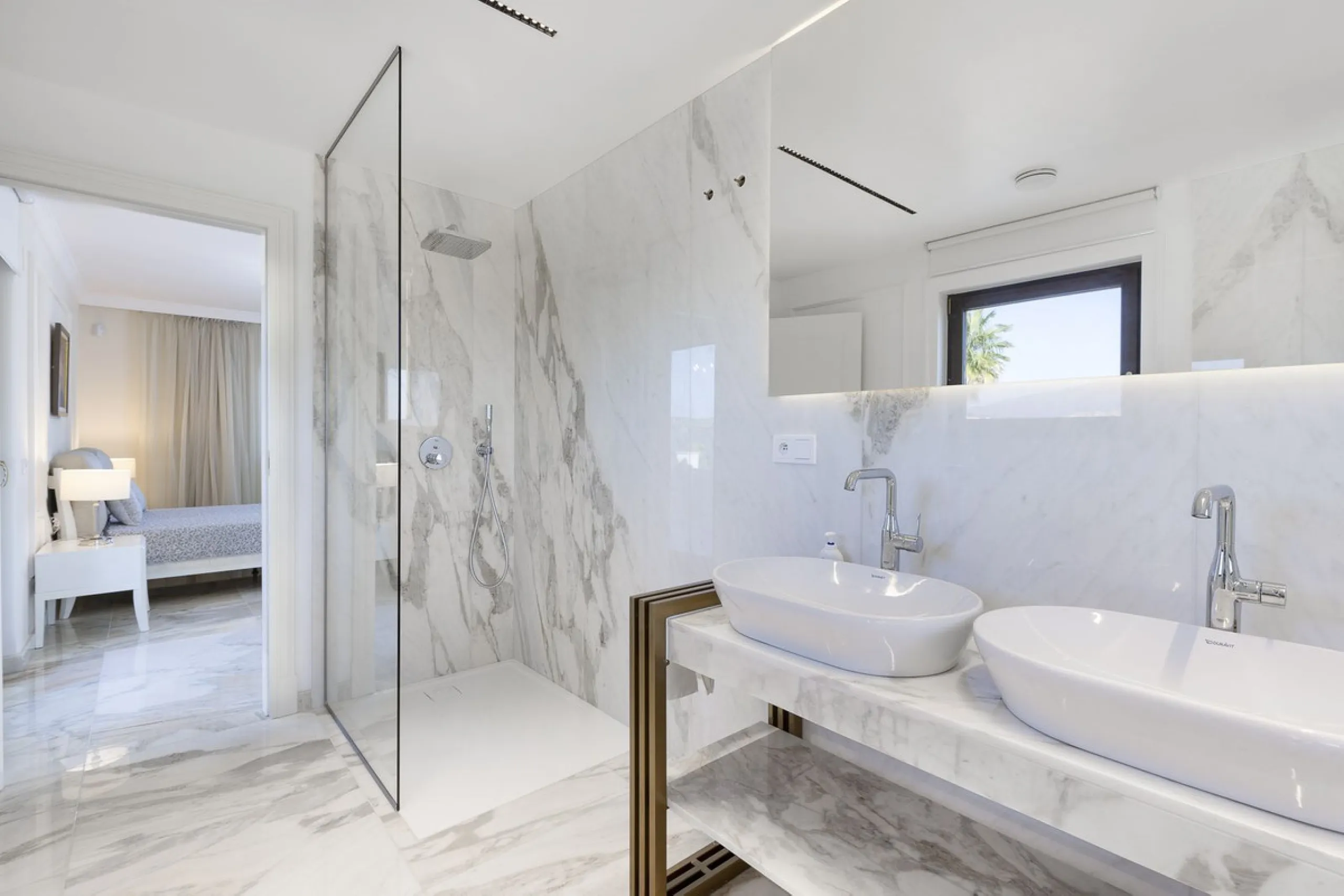 Located in the prestigious Mijas Golf, this exquisite 3-story villa offers a perfect blend of elegance, innovation, and comfort. With 6 bedrooms, 4 bathrooms + WC, and 5 spacious terraces, it's designed to impress: