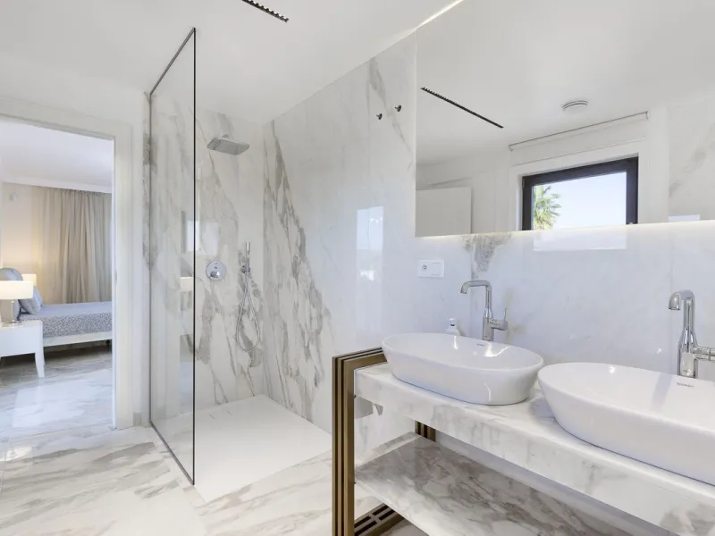 Located in the prestigious Mijas Golf, this exquisite 3-story villa offers a perfect blend of elegance, innovation, and comfort. With 6 bedrooms, 4 bathrooms + WC, and 5 spacious terraces, it's designed to impress: