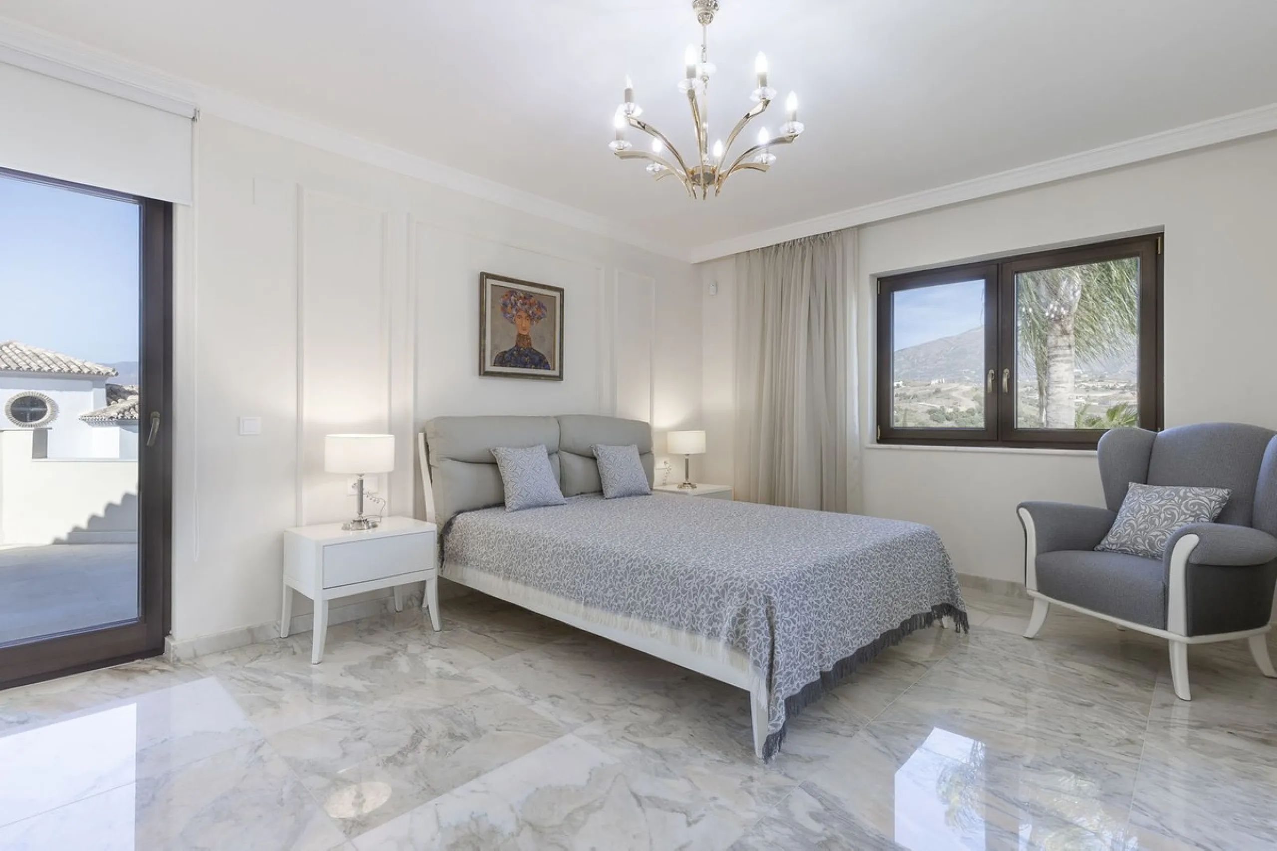 Located in the prestigious Mijas Golf, this exquisite 3-story villa offers a perfect blend of elegance, innovation, and comfort. With 6 bedrooms, 4 bathrooms + WC, and 5 spacious terraces, it's designed to impress: