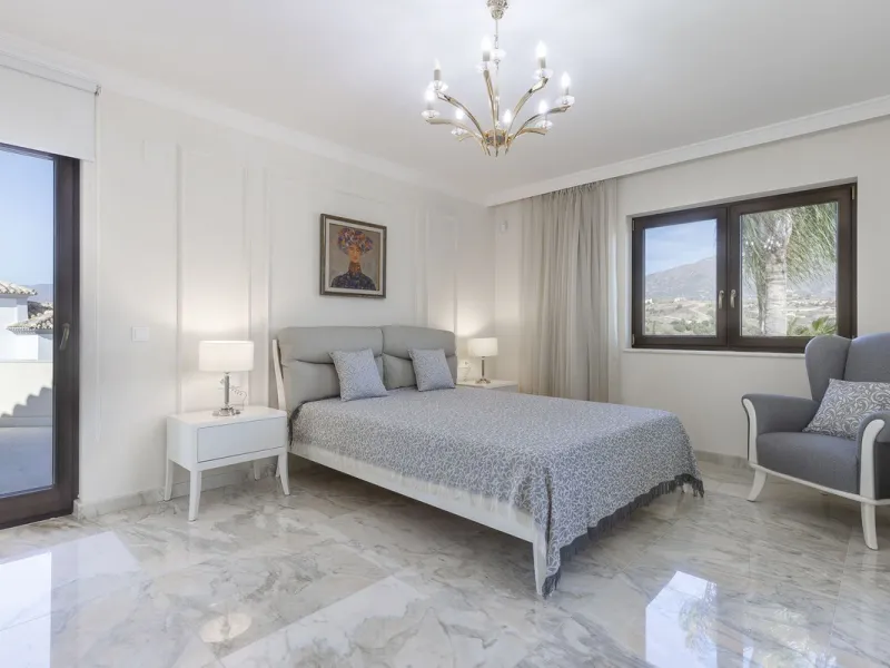 Located in the prestigious Mijas Golf, this exquisite 3-story villa offers a perfect blend of elegance, innovation, and comfort. With 6 bedrooms, 4 bathrooms + WC, and 5 spacious terraces, it's designed to impress: