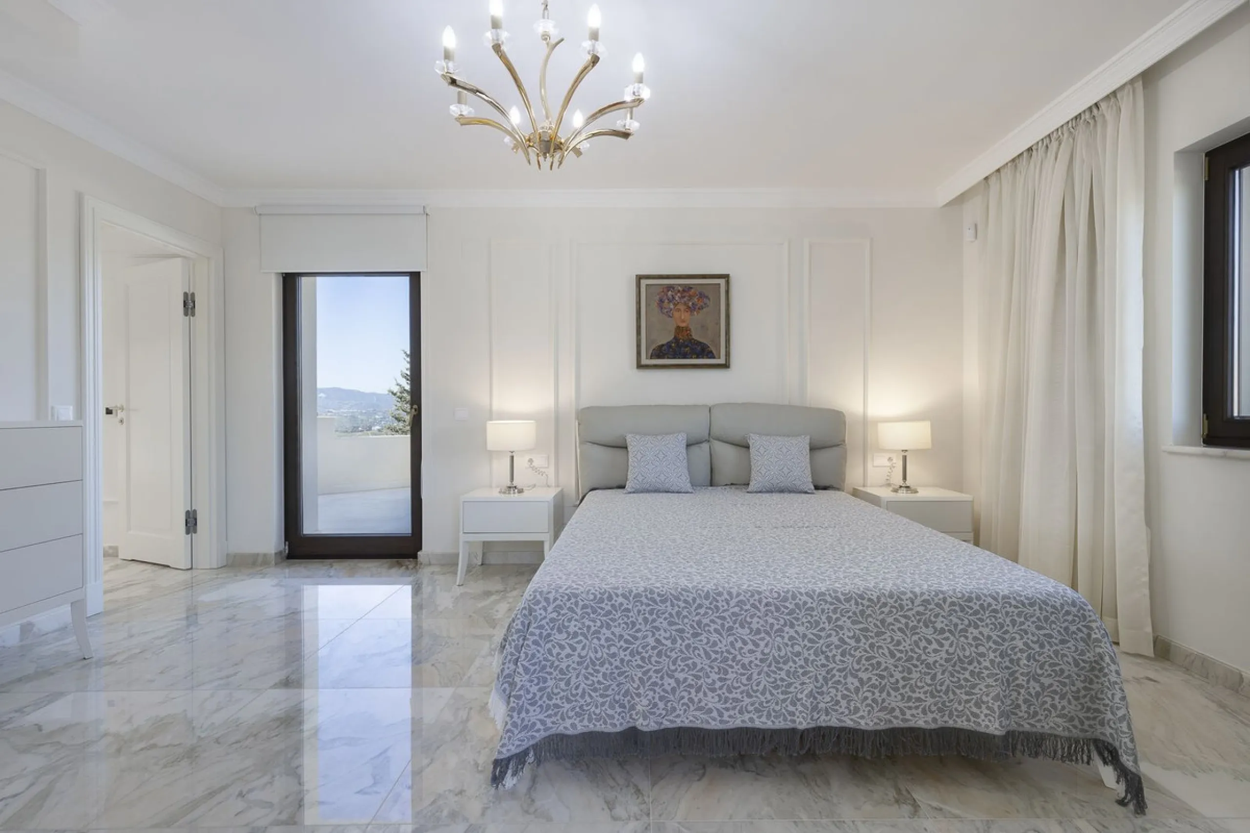 Located in the prestigious Mijas Golf, this exquisite 3-story villa offers a perfect blend of elegance, innovation, and comfort. With 6 bedrooms, 4 bathrooms + WC, and 5 spacious terraces, it's designed to impress: