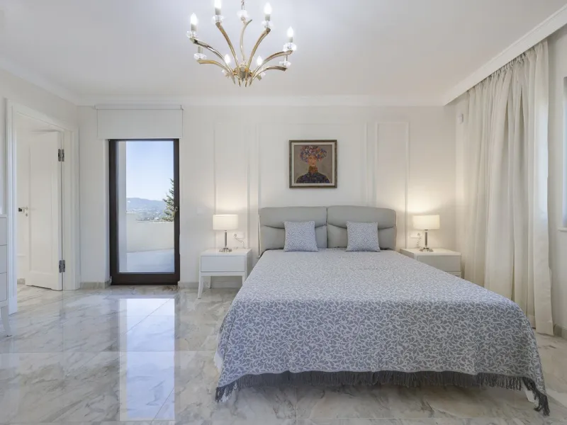 Located in the prestigious Mijas Golf, this exquisite 3-story villa offers a perfect blend of elegance, innovation, and comfort. With 6 bedrooms, 4 bathrooms + WC, and 5 spacious terraces, it's designed to impress: