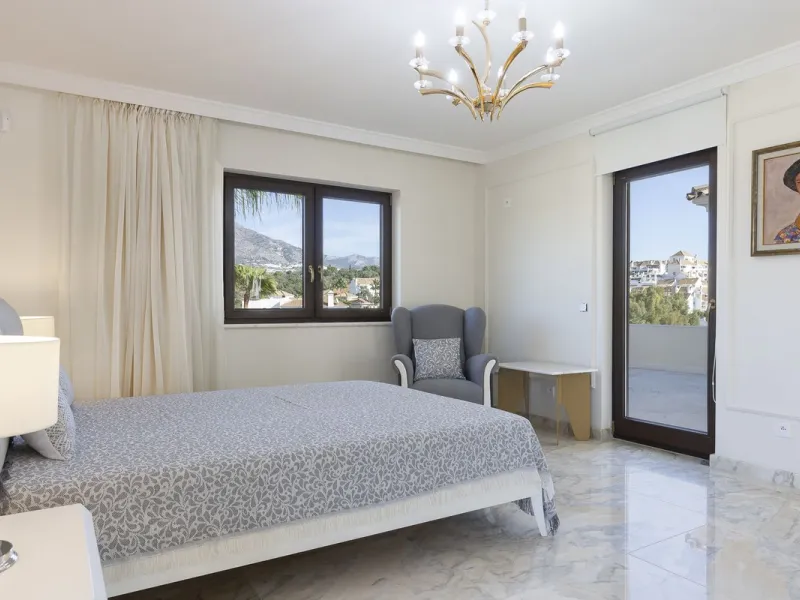 Located in the prestigious Mijas Golf, this exquisite 3-story villa offers a perfect blend of elegance, innovation, and comfort. With 6 bedrooms, 4 bathrooms + WC, and 5 spacious terraces, it's designed to impress: