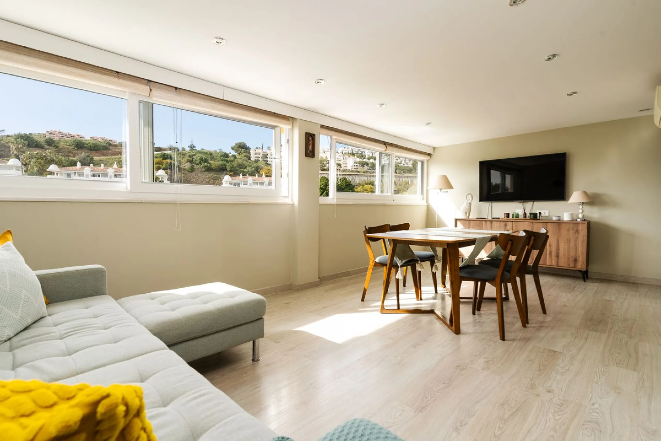 Impressive and spacious townhouse with idyllic valley views, located in the popular area of Calahonda , in a walking distance from the amenities.The townhouse is distributed on 3 floors and has 4 bedrooms, 3 bathrooms, a guest WC, very spacious living roo