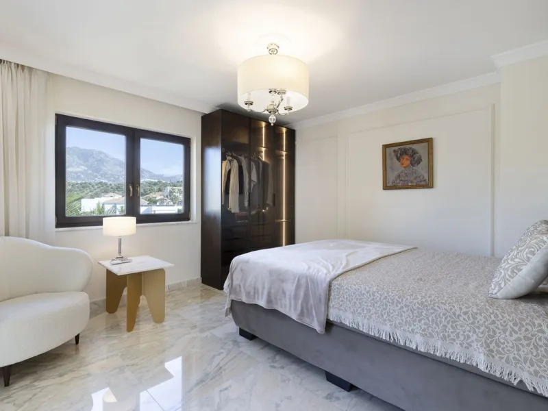 Located in the prestigious Mijas Golf, this exquisite 3-story villa offers a perfect blend of elegance, innovation, and comfort. With 6 bedrooms, 4 bathrooms + WC, and 5 spacious terraces, it's designed to impress: