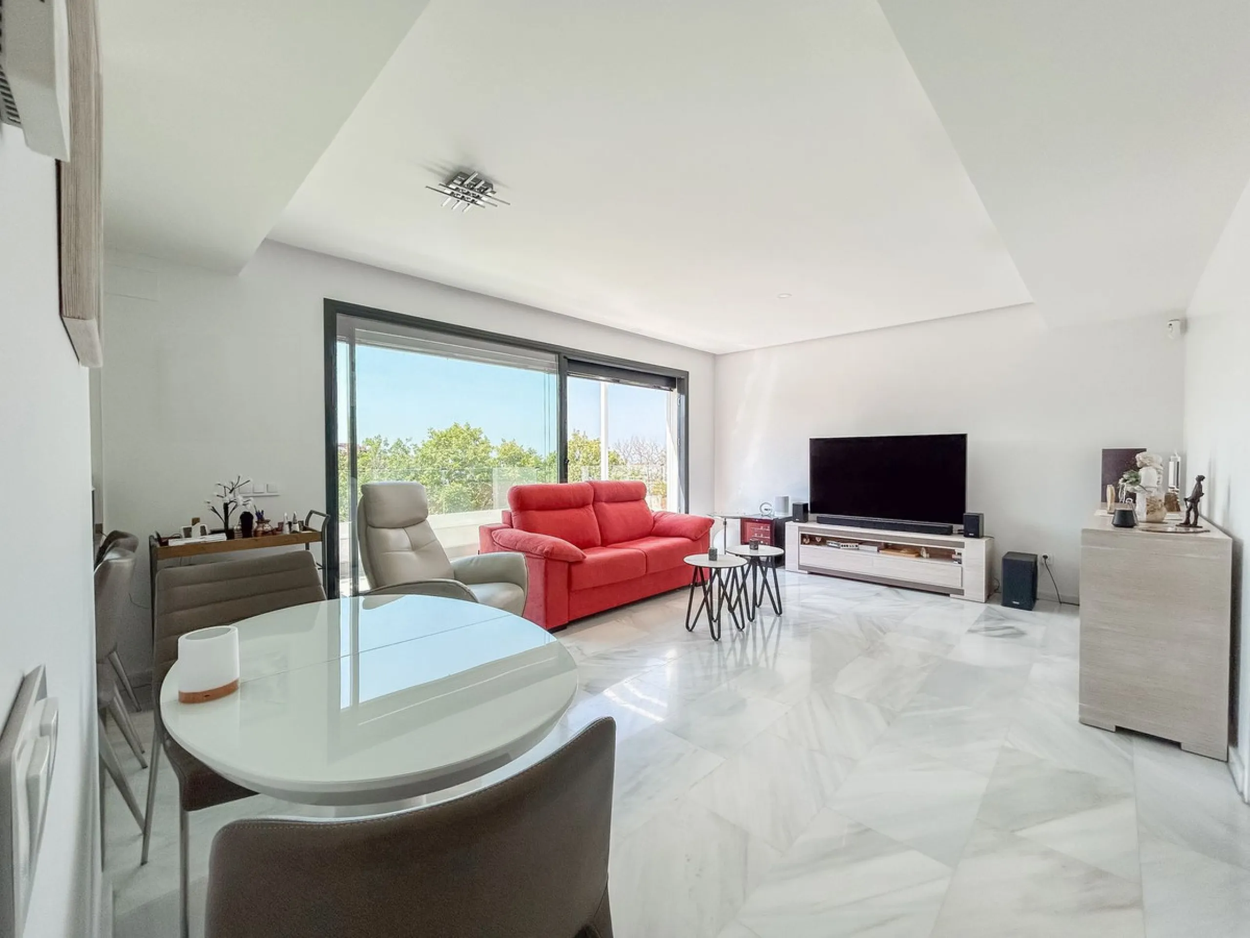 Apartment - Penthouse Duplex в продаже в Marbella, Málaga. В доме 4 спален и 3 ванных комнат. Площадь дома 139 м²