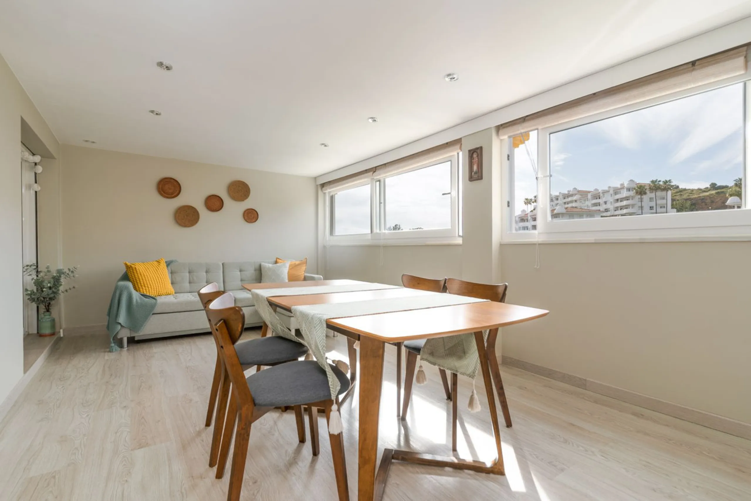 Impressive and spacious townhouse with idyllic valley views, located in the popular area of Calahonda , in a walking distance from the amenities.The townhouse is distributed on 3 floors and has 4 bedrooms, 3 bathrooms, a guest WC, very spacious living roo