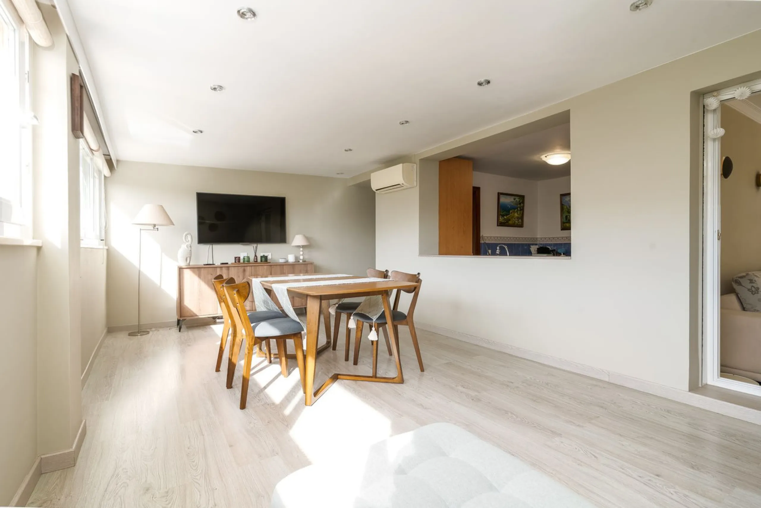 Impressive and spacious townhouse with idyllic valley views, located in the popular area of Calahonda , in a walking distance from the amenities.The townhouse is distributed on 3 floors and has 4 bedrooms, 3 bathrooms, a guest WC, very spacious living roo