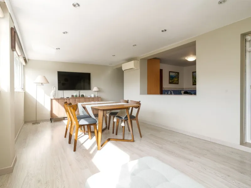 Impressive and spacious townhouse with idyllic valley views, located in the popular area of Calahonda , in a walking distance from the amenities.The townhouse is distributed on 3 floors and has 4 bedrooms, 3 bathrooms, a guest WC, very spacious living roo