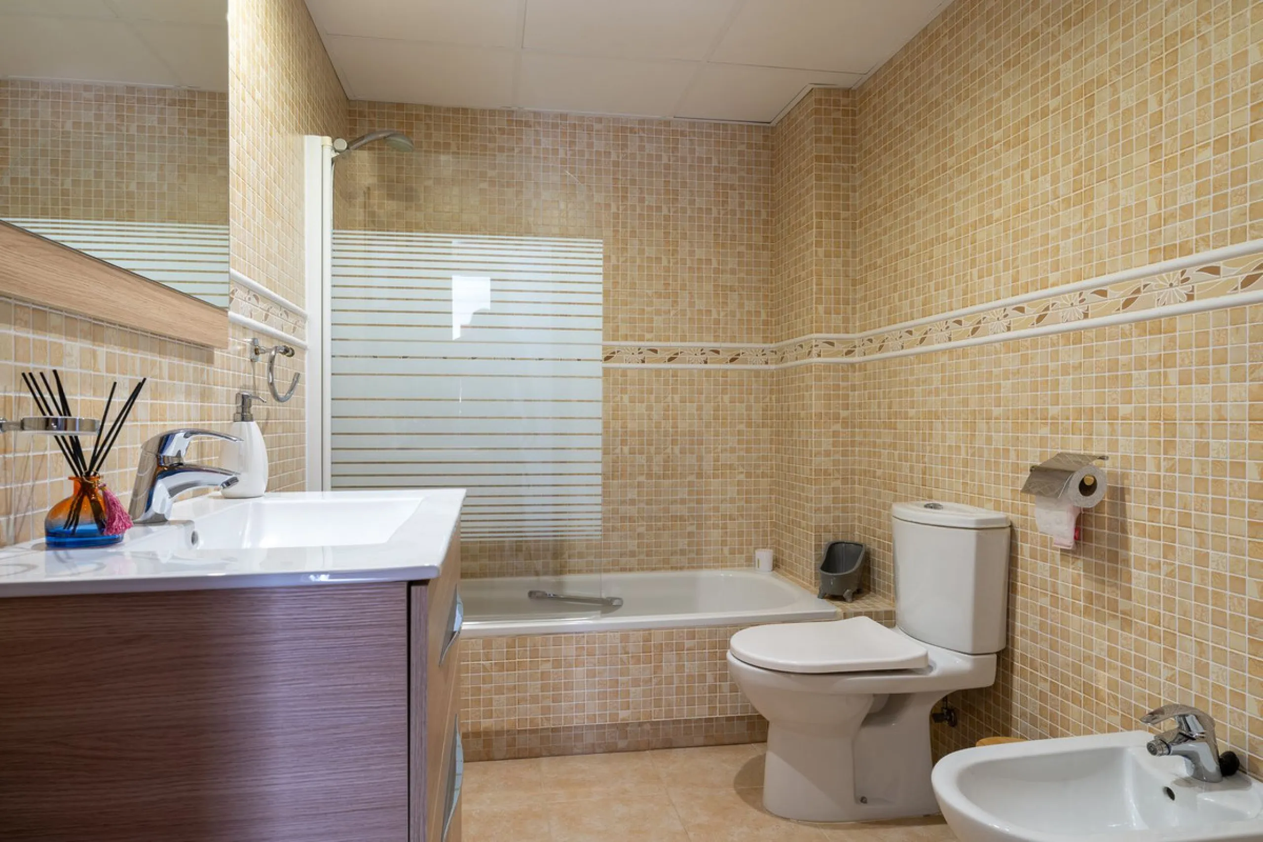 Impressive and spacious townhouse with idyllic valley views, located in the popular area of Calahonda , in a walking distance from the amenities.The townhouse is distributed on 3 floors and has 4 bedrooms, 3 bathrooms, a guest WC, very spacious living roo