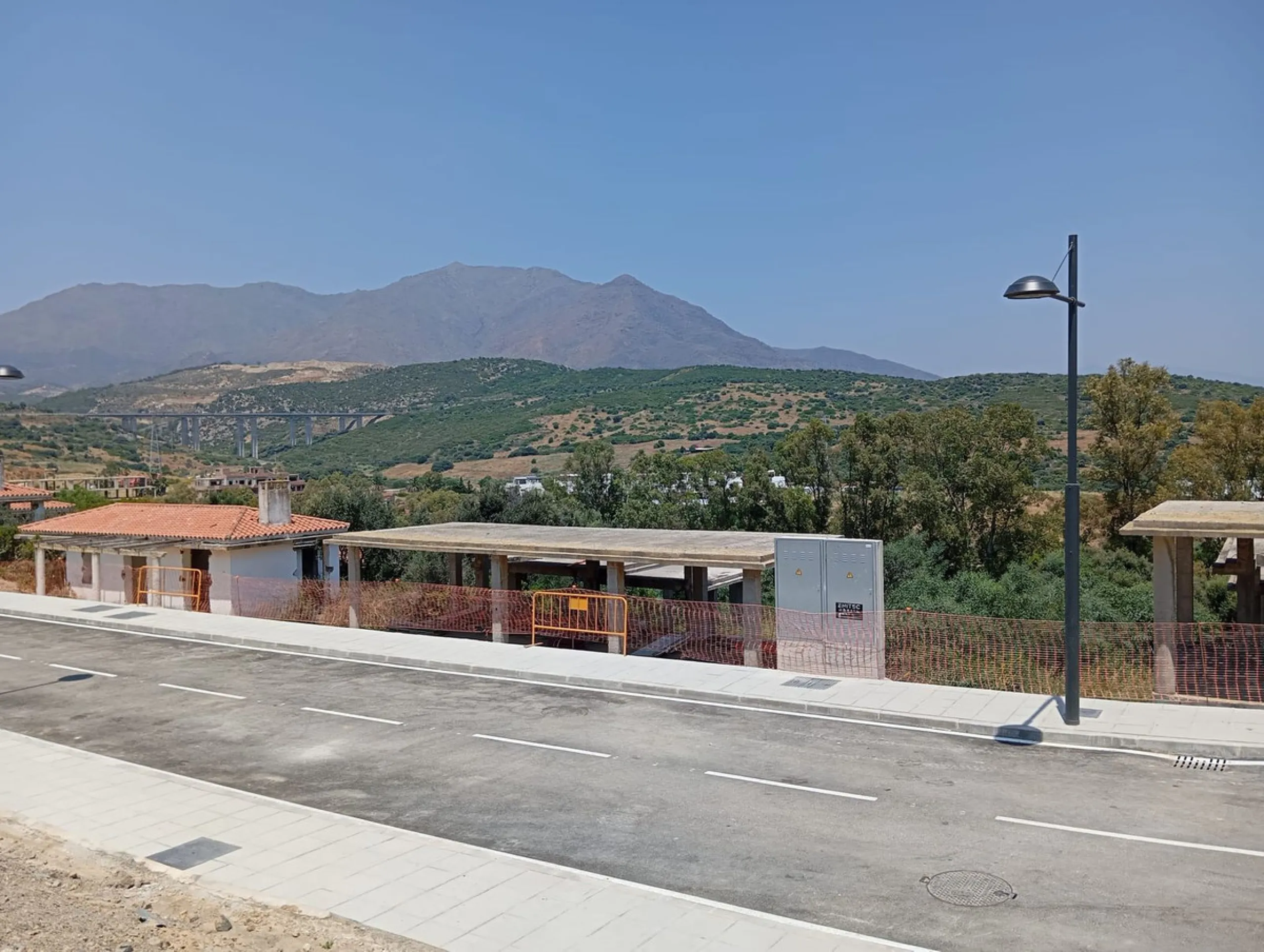 House - Detached Villa в продаже в Estepona, Málaga. В доме 4 спален и 3 ванных комнат. Площадь дома 190 м². Площадь участка 640 м²
