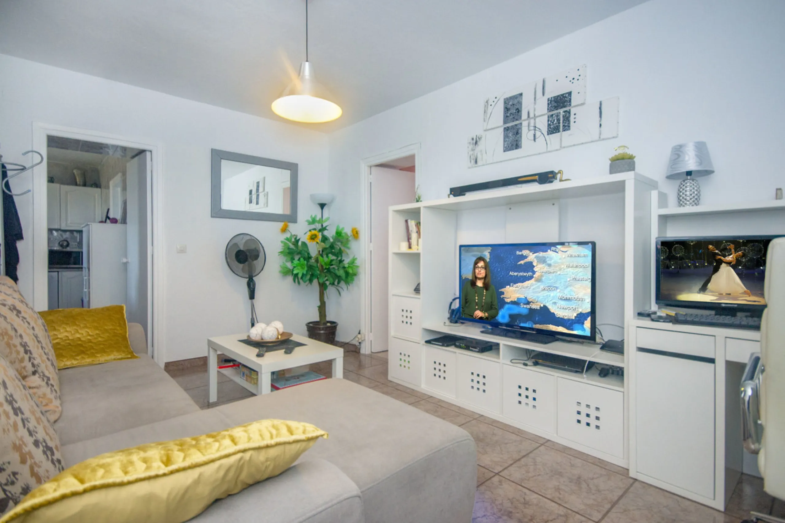 Charming little finca with lots of land. Could make a great place to keep animals. Not too far out and reached to the door by tarmacked roadways. All on one level the property has been extensively renovated and boasts a lovely family room kitchen, spaciou
