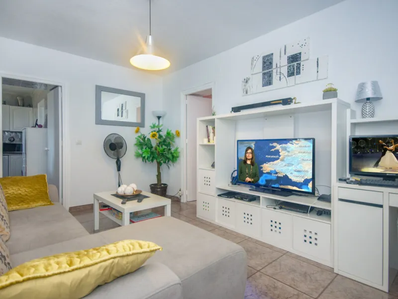 Charming little finca with lots of land. Could make a great place to keep animals. Not too far out and reached to the door by tarmacked roadways. All on one level the property has been extensively renovated and boasts a lovely family room kitchen, spaciou