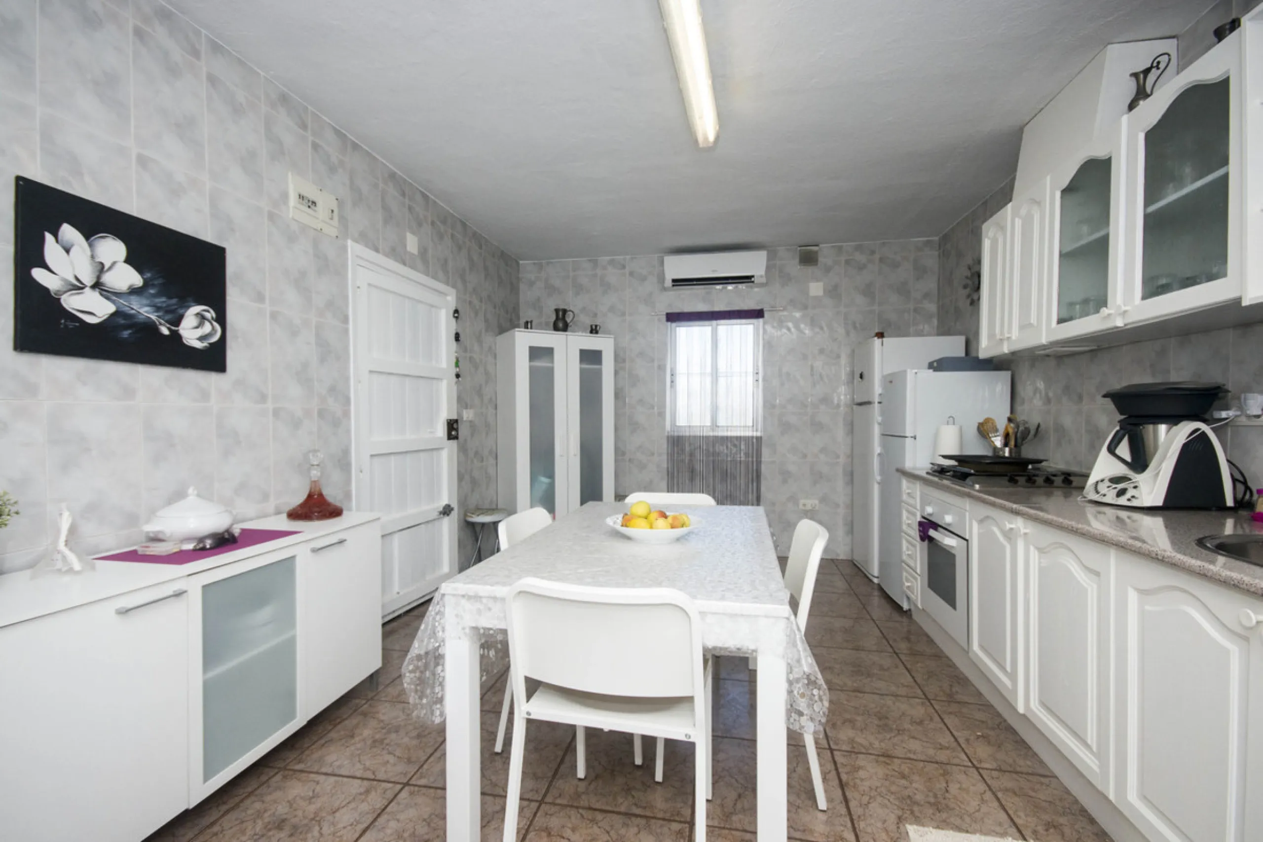 Charming little finca with lots of land. Could make a great place to keep animals. Not too far out and reached to the door by tarmacked roadways. All on one level the property has been extensively renovated and boasts a lovely family room kitchen, spaciou