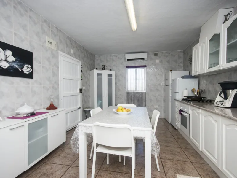 Charming little finca with lots of land. Could make a great place to keep animals. Not too far out and reached to the door by tarmacked roadways. All on one level the property has been extensively renovated and boasts a lovely family room kitchen, spaciou