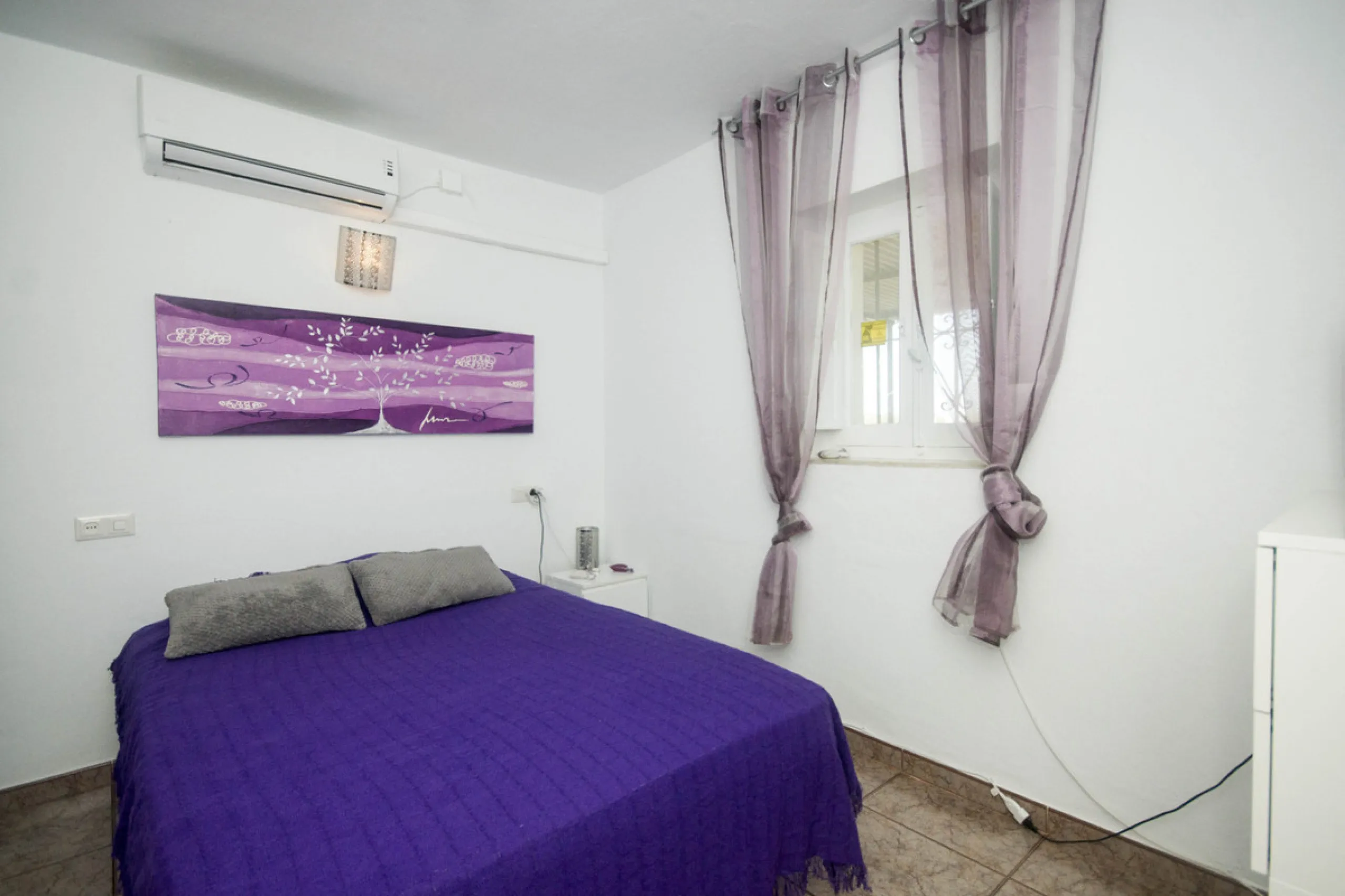 Charming little finca with lots of land. Could make a great place to keep animals. Not too far out and reached to the door by tarmacked roadways. All on one level the property has been extensively renovated and boasts a lovely family room kitchen, spaciou