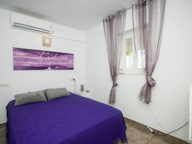 Charming little finca with lots of land. Could make a great place to keep animals. Not too far out and reached to the door by tarmacked roadways. All on one level the property has been extensively renovated and boasts a lovely family room kitchen, spaciou
