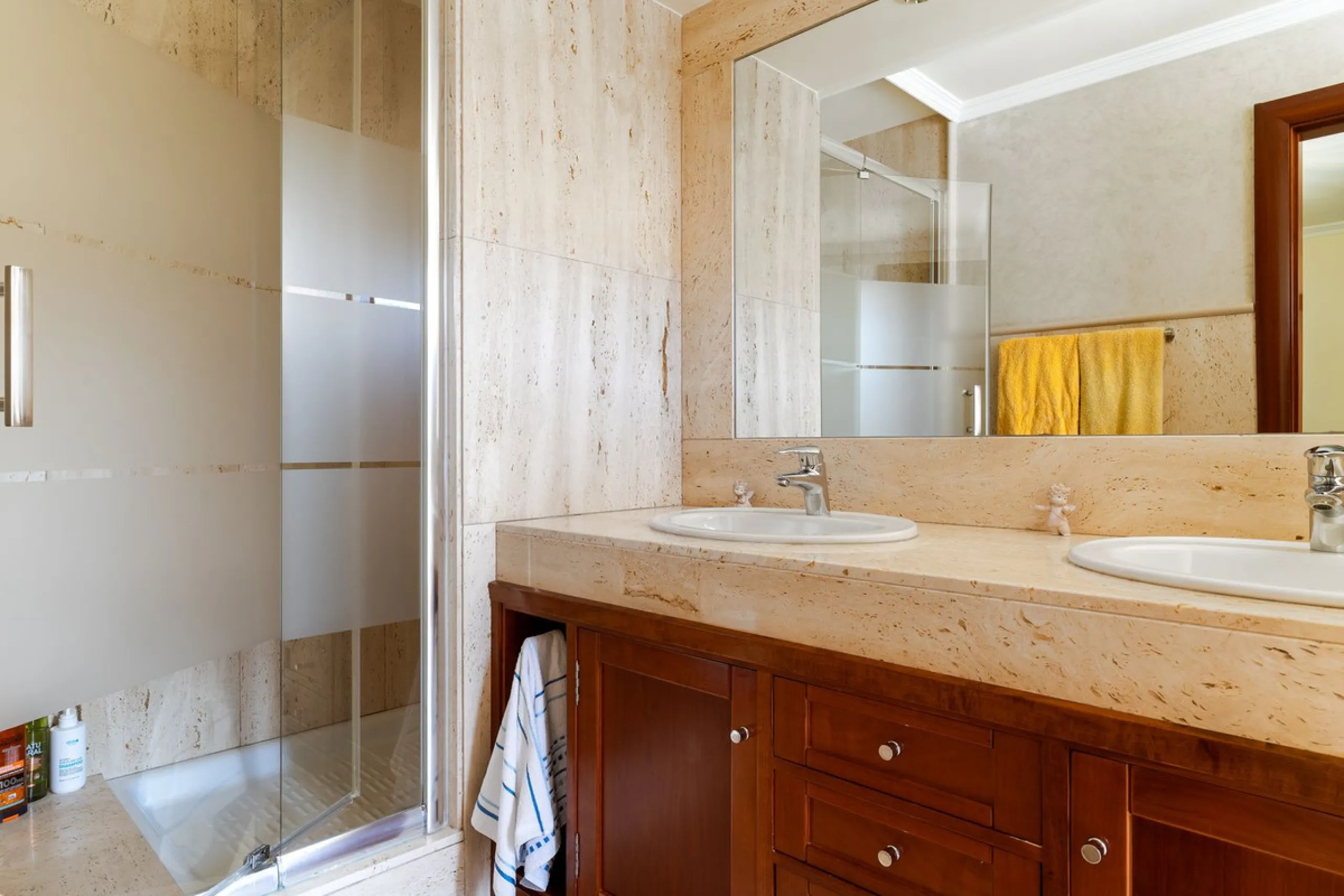 Impressive and spacious townhouse with idyllic valley views, located in the popular area of Calahonda , in a walking distance from the amenities.The townhouse is distributed on 3 floors and has 4 bedrooms, 3 bathrooms, a guest WC, very spacious living roo
