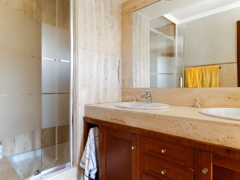 Impressive and spacious townhouse with idyllic valley views, located in the popular area of Calahonda , in a walking distance from the amenities.The townhouse is distributed on 3 floors and has 4 bedrooms, 3 bathrooms, a guest WC, very spacious living roo