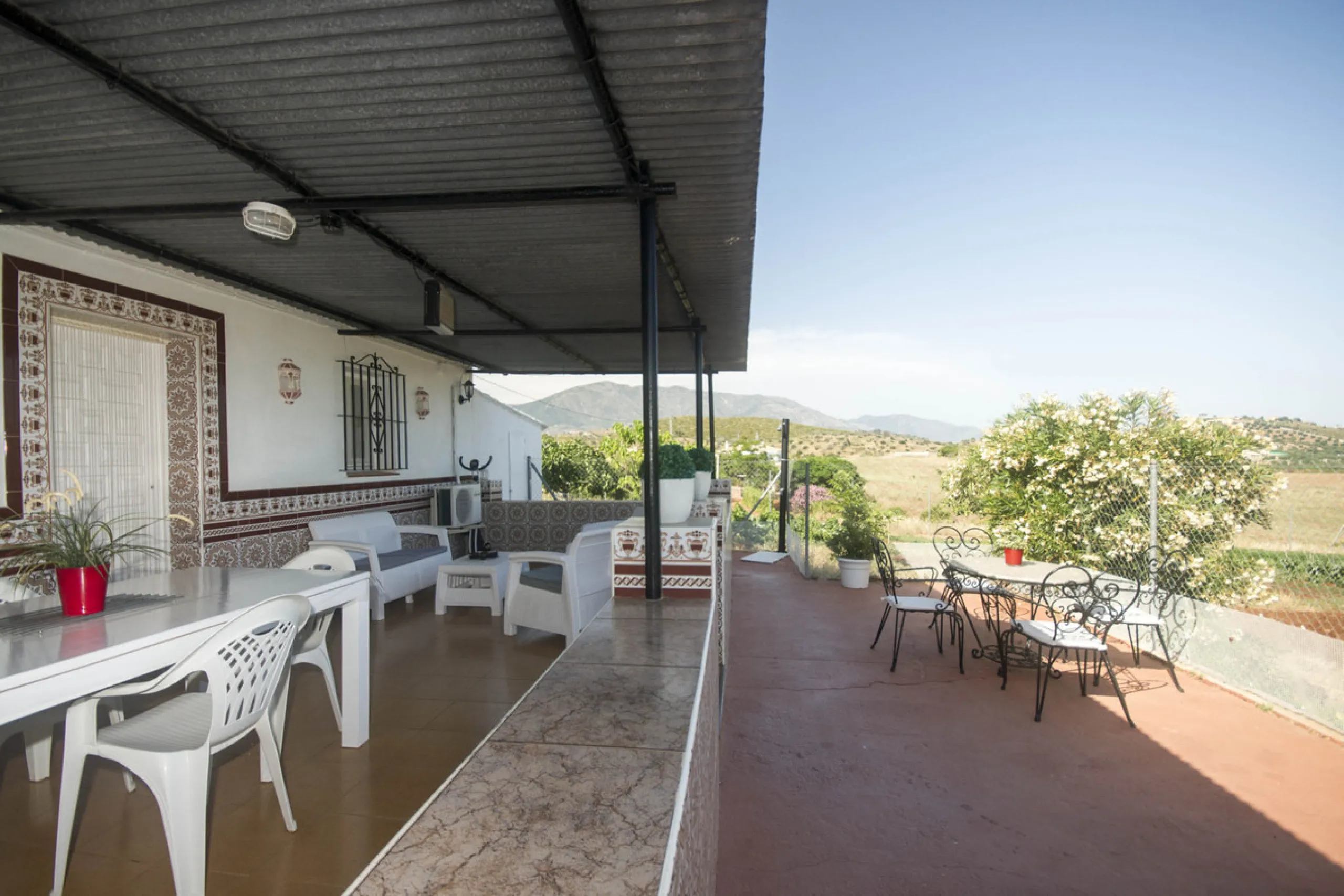 Charming little finca with lots of land. Could make a great place to keep animals. Not too far out and reached to the door by tarmacked roadways. All on one level the property has been extensively renovated and boasts a lovely family room kitchen, spaciou