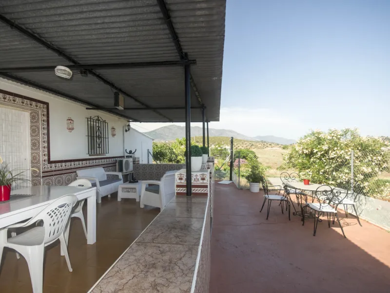 Charming little finca with lots of land. Could make a great place to keep animals. Not too far out and reached to the door by tarmacked roadways. All on one level the property has been extensively renovated and boasts a lovely family room kitchen, spaciou