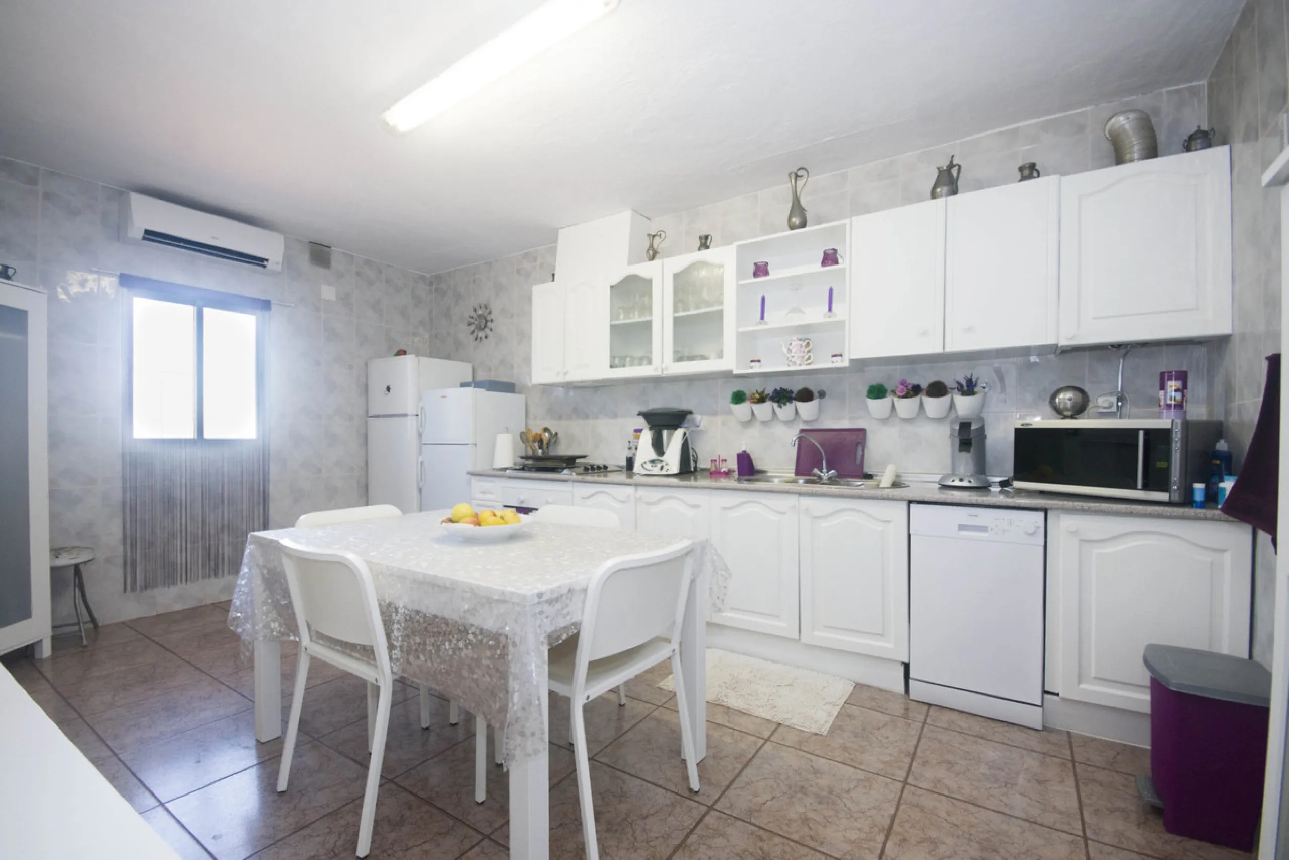 Charming little finca with lots of land. Could make a great place to keep animals. Not too far out and reached to the door by tarmacked roadways. All on one level the property has been extensively renovated and boasts a lovely family room kitchen, spaciou