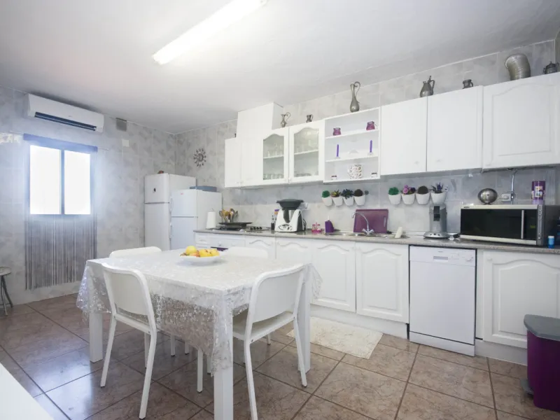 Charming little finca with lots of land. Could make a great place to keep animals. Not too far out and reached to the door by tarmacked roadways. All on one level the property has been extensively renovated and boasts a lovely family room kitchen, spaciou