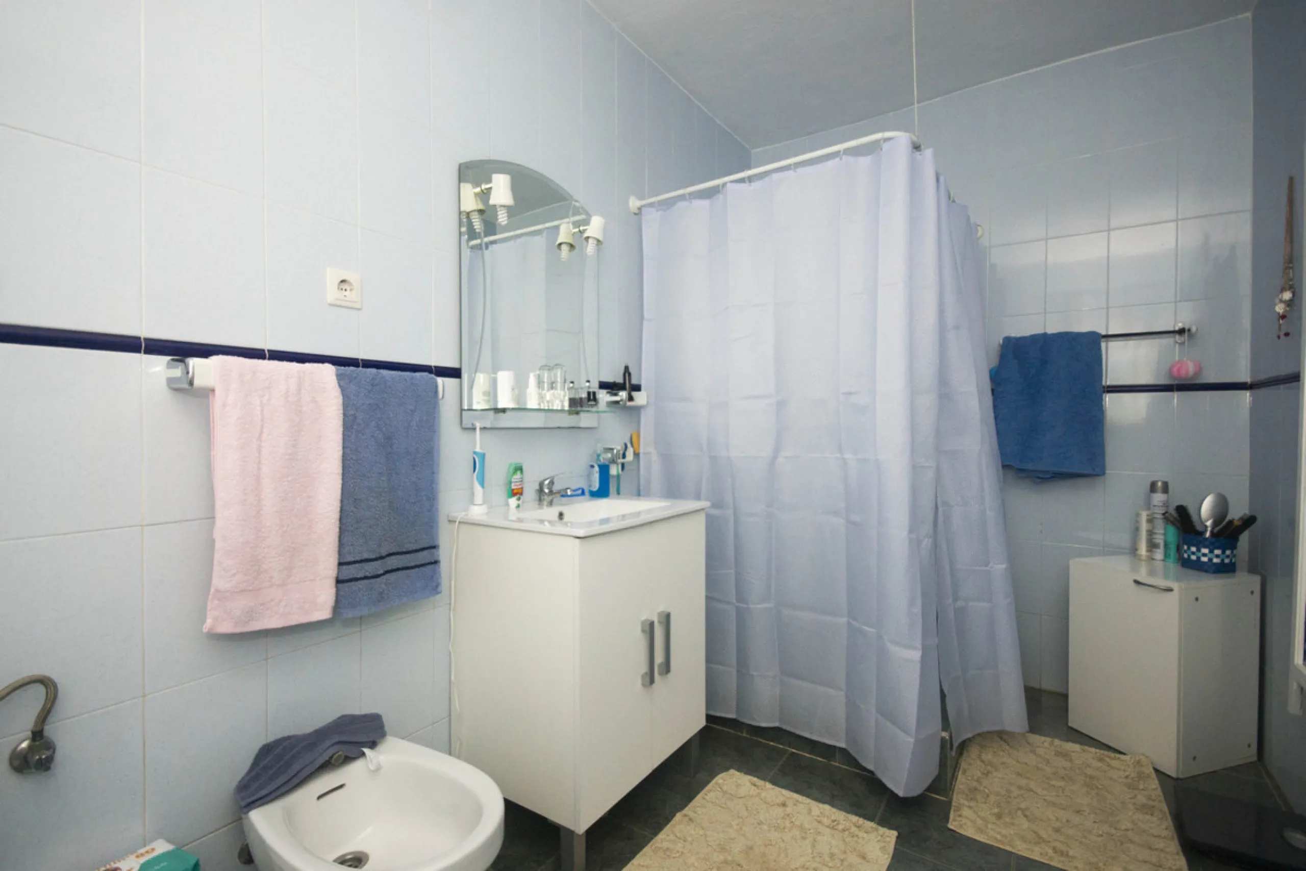 Charming little finca with lots of land. Could make a great place to keep animals. Not too far out and reached to the door by tarmacked roadways. All on one level the property has been extensively renovated and boasts a lovely family room kitchen, spaciou