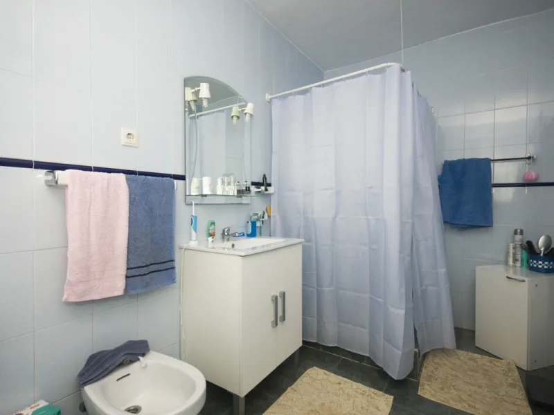 Charming little finca with lots of land. Could make a great place to keep animals. Not too far out and reached to the door by tarmacked roadways. All on one level the property has been extensively renovated and boasts a lovely family room kitchen, spaciou