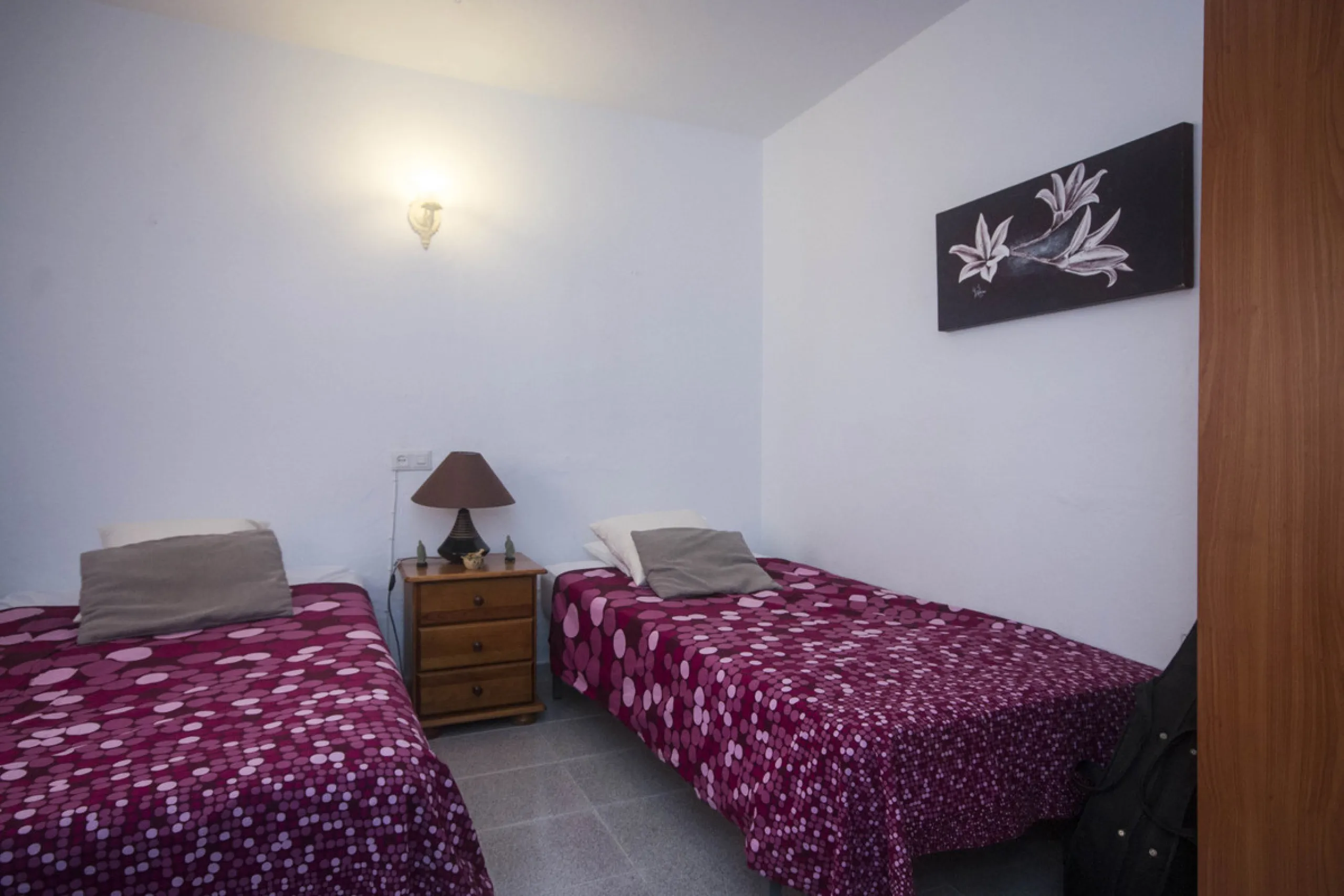 Charming little finca with lots of land. Could make a great place to keep animals. Not too far out and reached to the door by tarmacked roadways. All on one level the property has been extensively renovated and boasts a lovely family room kitchen, spaciou