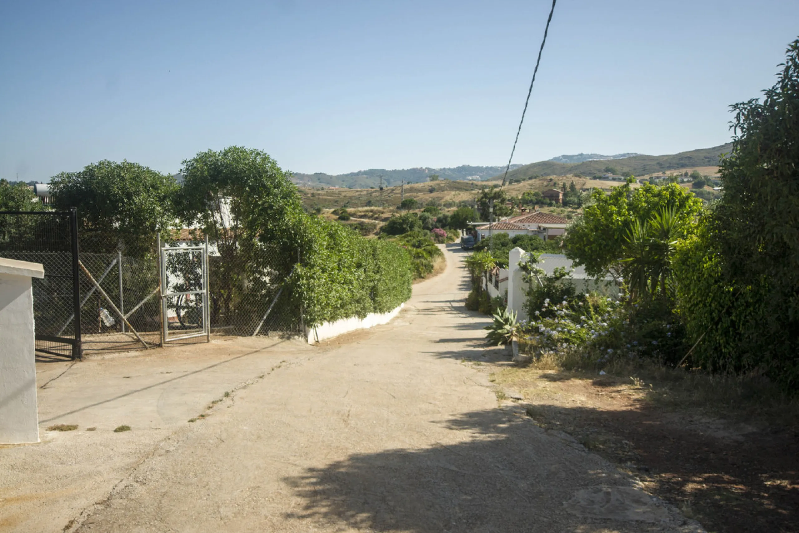 Charming little finca with lots of land. Could make a great place to keep animals. Not too far out and reached to the door by tarmacked roadways. All on one level the property has been extensively renovated and boasts a lovely family room kitchen, spaciou