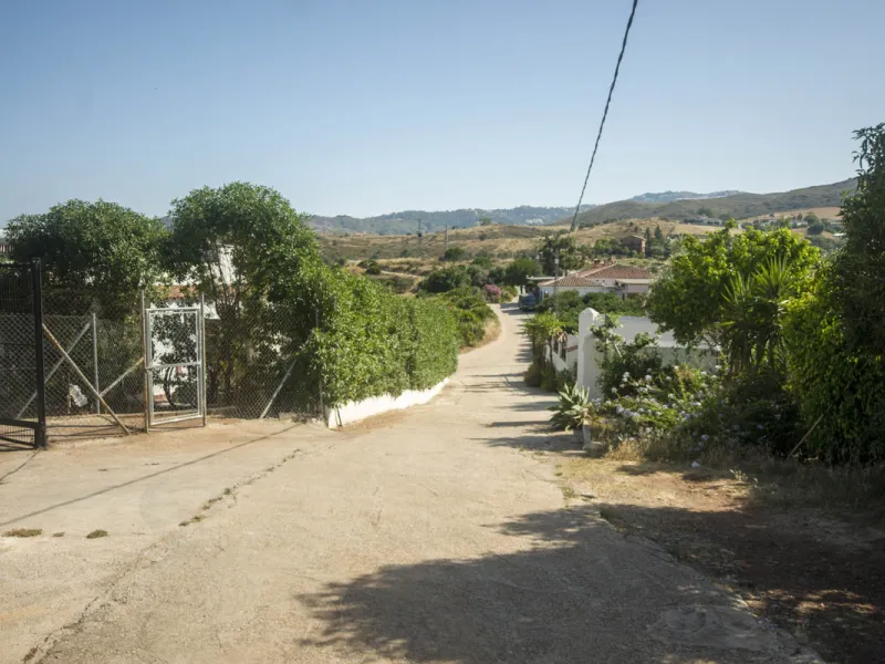 Charming little finca with lots of land. Could make a great place to keep animals. Not too far out and reached to the door by tarmacked roadways. All on one level the property has been extensively renovated and boasts a lovely family room kitchen, spaciou