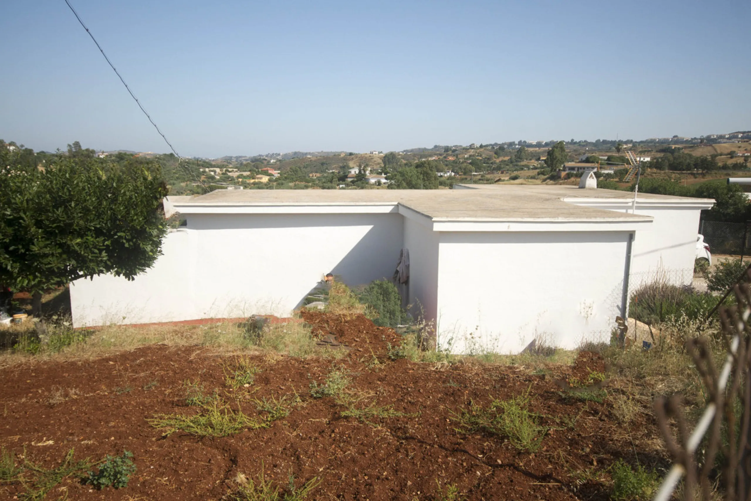 Charming little finca with lots of land. Could make a great place to keep animals. Not too far out and reached to the door by tarmacked roadways. All on one level the property has been extensively renovated and boasts a lovely family room kitchen, spaciou