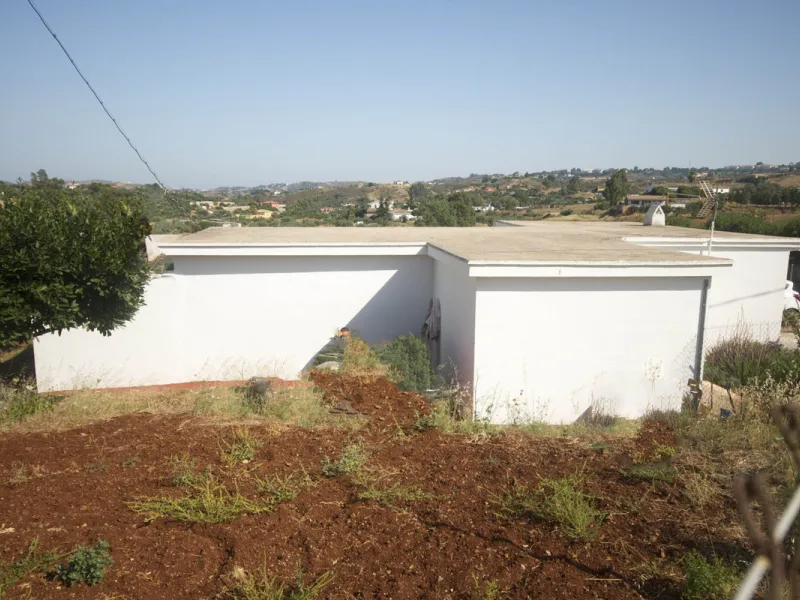 Charming little finca with lots of land. Could make a great place to keep animals. Not too far out and reached to the door by tarmacked roadways. All on one level the property has been extensively renovated and boasts a lovely family room kitchen, spaciou