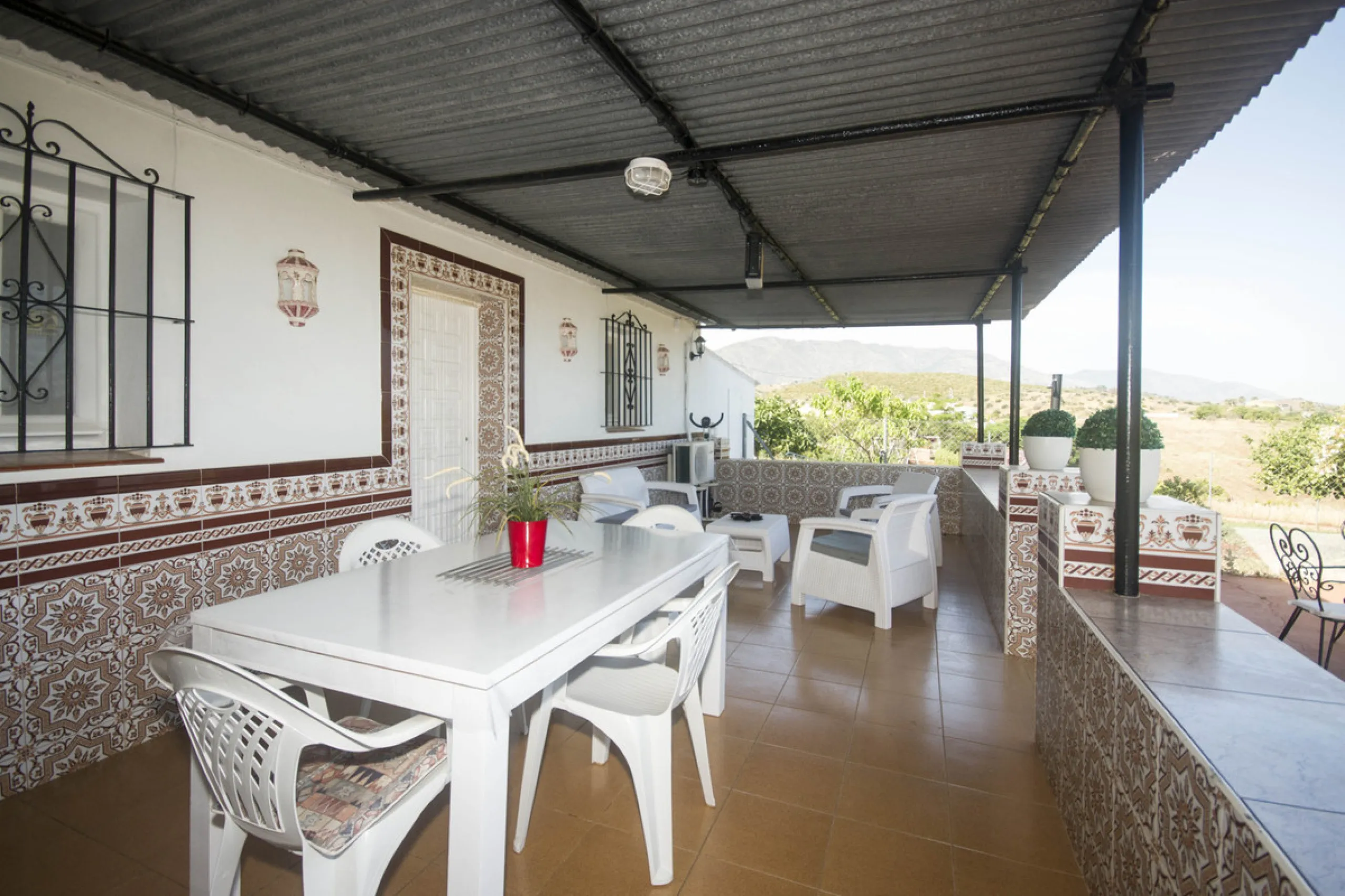 Charming little finca with lots of land. Could make a great place to keep animals. Not too far out and reached to the door by tarmacked roadways. All on one level the property has been extensively renovated and boasts a lovely family room kitchen, spaciou