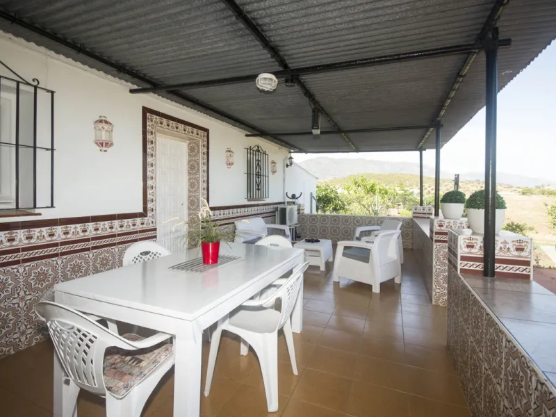 Charming little finca with lots of land. Could make a great place to keep animals. Not too far out and reached to the door by tarmacked roadways. All on one level the property has been extensively renovated and boasts a lovely family room kitchen, spaciou