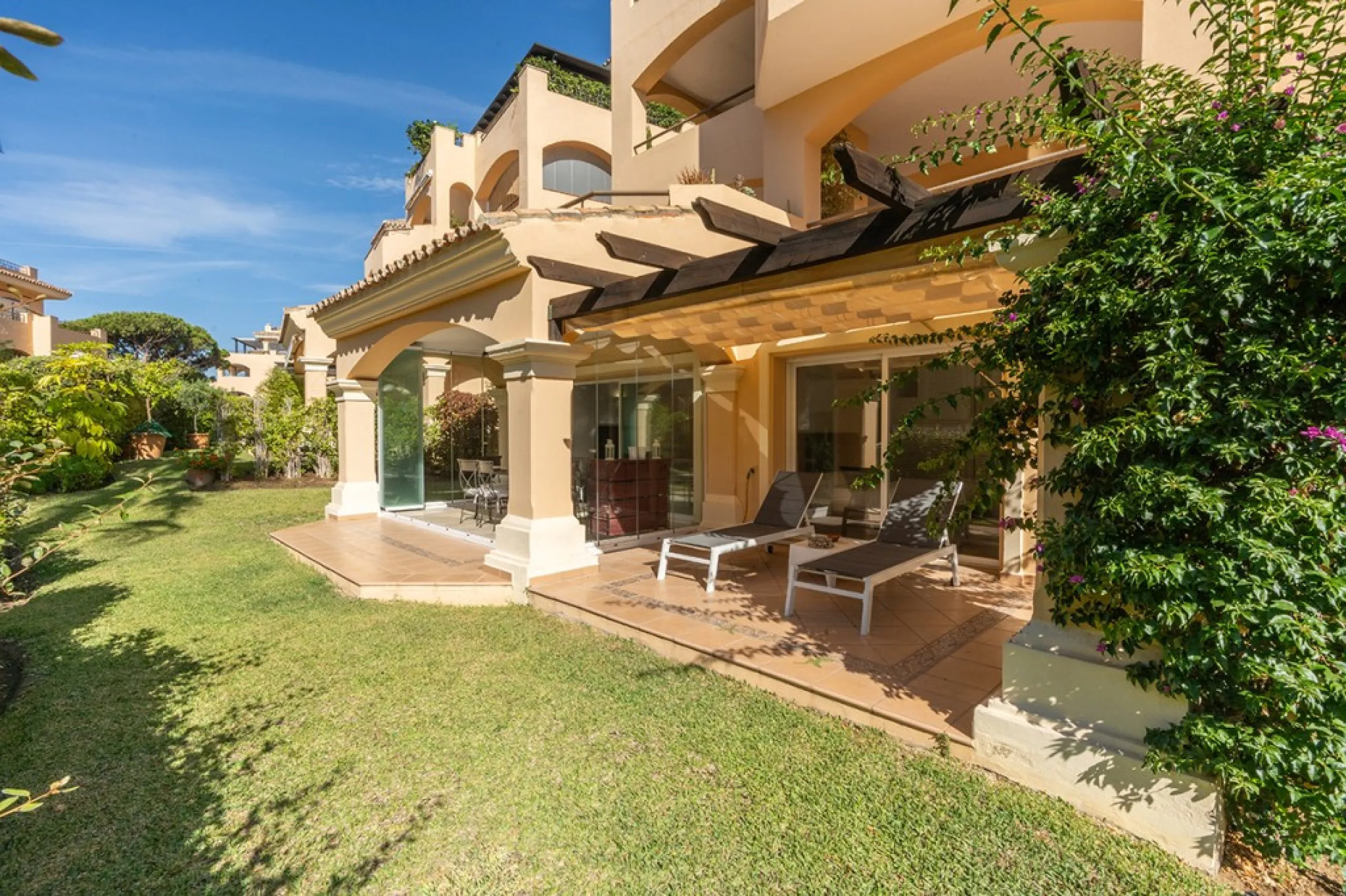 Apartment - Ground Floor Apartment в продаже в Marbella, Málaga. В доме 3 спален и 2 ванных комнат. Площадь дома 155 м²