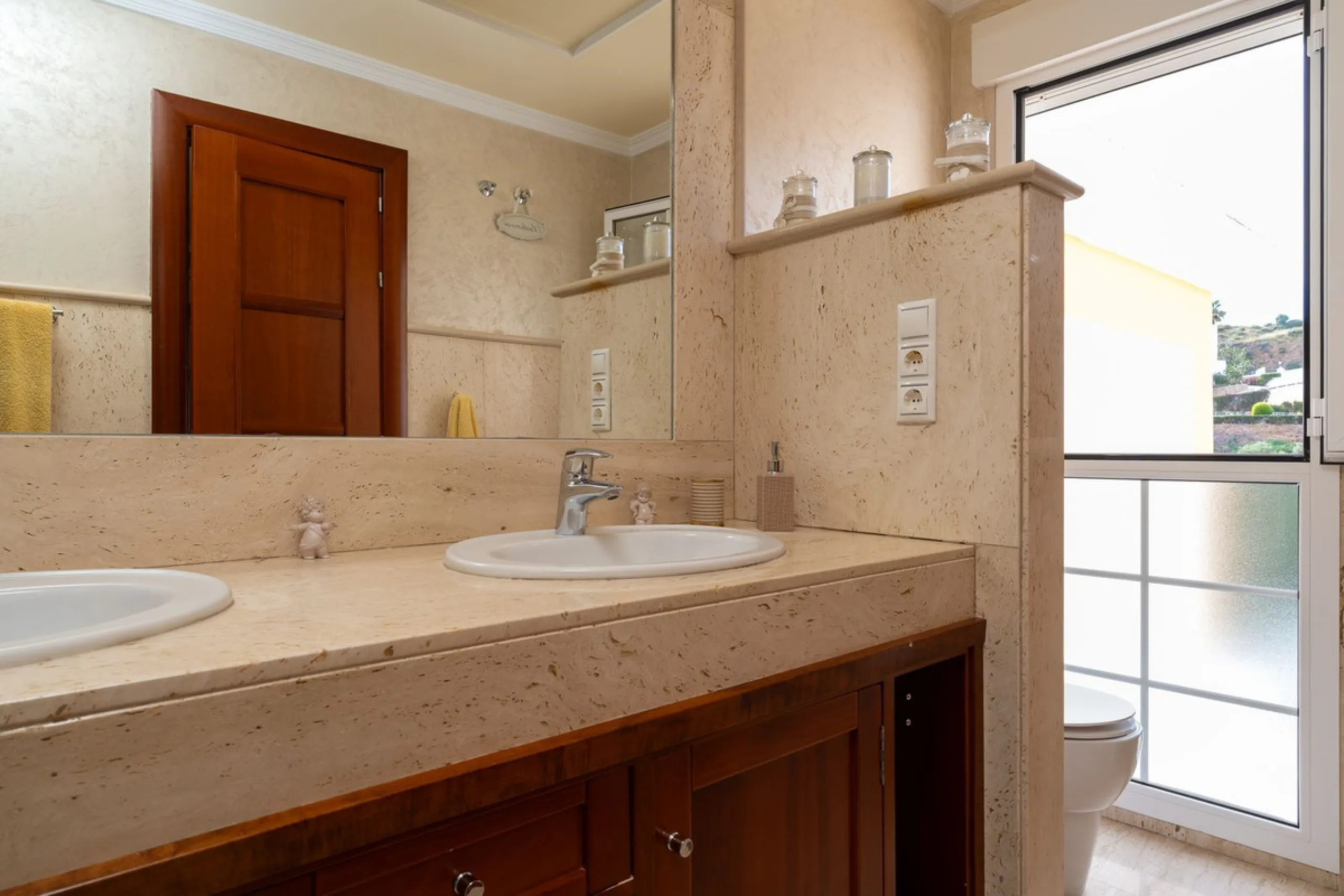 Impressive and spacious townhouse with idyllic valley views, located in the popular area of Calahonda , in a walking distance from the amenities.The townhouse is distributed on 3 floors and has 4 bedrooms, 3 bathrooms, a guest WC, very spacious living roo