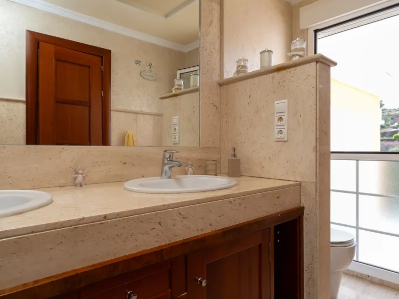 Impressive and spacious townhouse with idyllic valley views, located in the popular area of Calahonda , in a walking distance from the amenities.The townhouse is distributed on 3 floors and has 4 bedrooms, 3 bathrooms, a guest WC, very spacious living roo