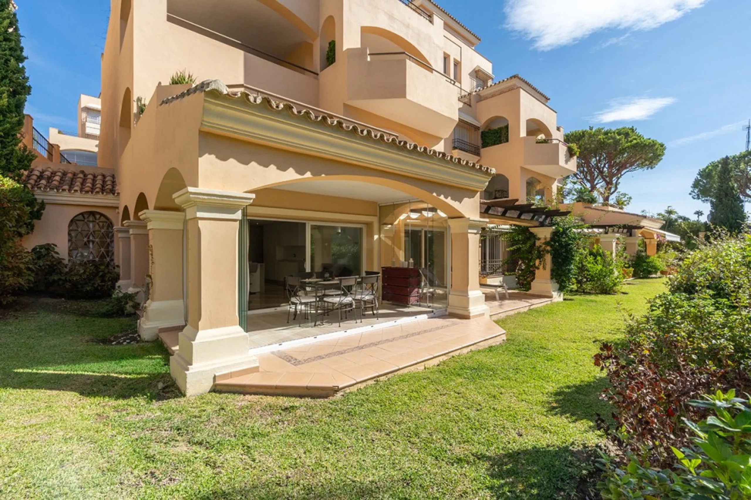 Apartment - Ground Floor Apartment в продаже в Marbella, Málaga. В доме 3 спален и 2 ванных комнат. Площадь дома 155 м²