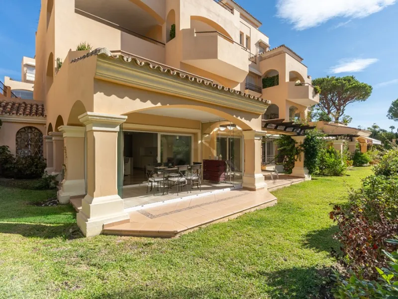 Apartment - Ground Floor Apartment в продаже в Marbella, Málaga. В доме 3 спален и 2 ванных комнат. Площадь дома 155 м²