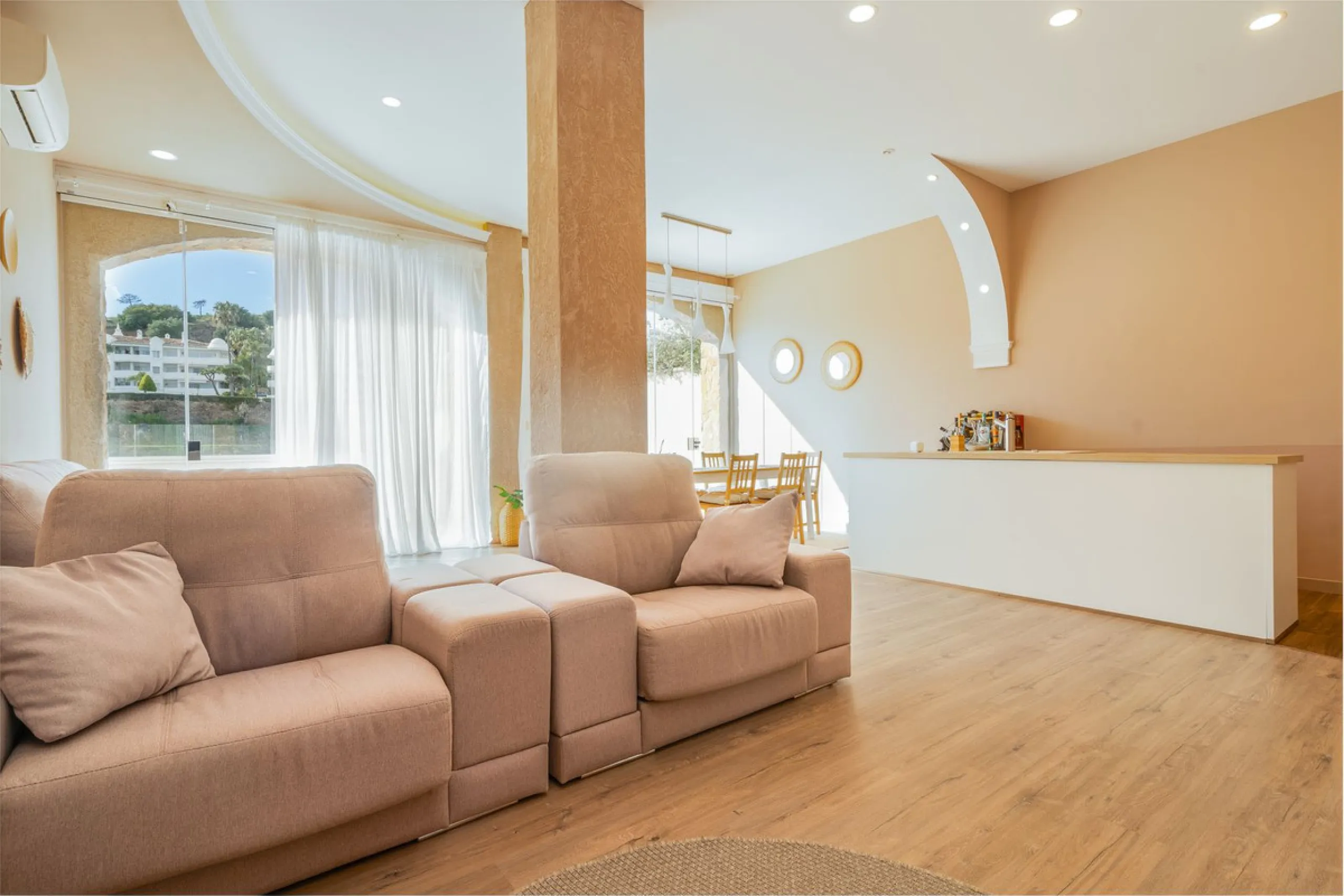 Impressive and spacious townhouse with idyllic valley views, located in the popular area of Calahonda , in a walking distance from the amenities.The townhouse is distributed on 3 floors and has 4 bedrooms, 3 bathrooms, a guest WC, very spacious living roo