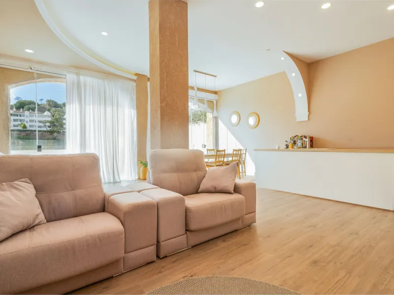 Impressive and spacious townhouse with idyllic valley views, located in the popular area of Calahonda , in a walking distance from the amenities.The townhouse is distributed on 3 floors and has 4 bedrooms, 3 bathrooms, a guest WC, very spacious living roo