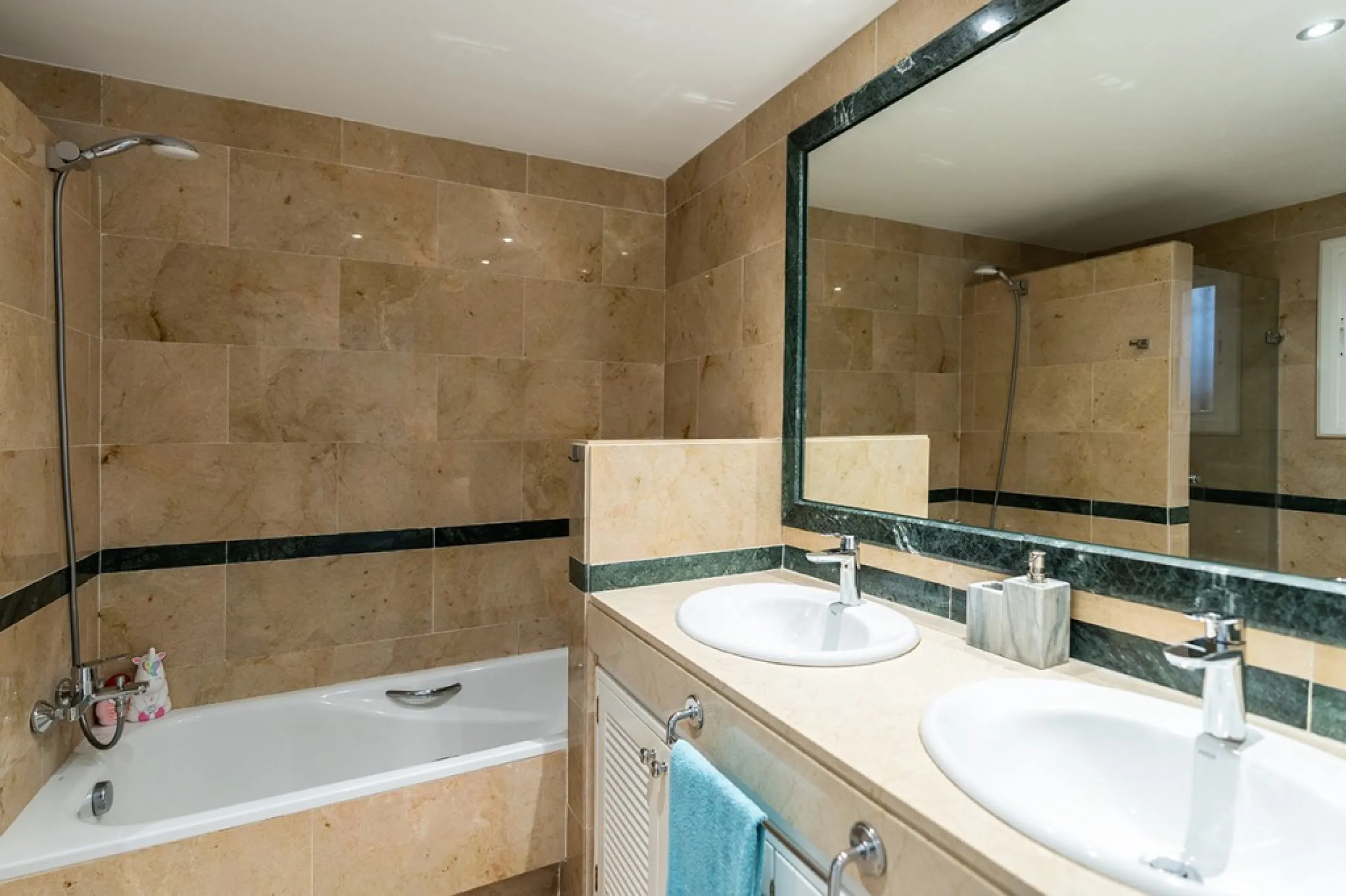 Apartment - Ground Floor Apartment в продаже в Marbella, Málaga. В доме 3 спален и 2 ванных комнат. Площадь дома 155 м²